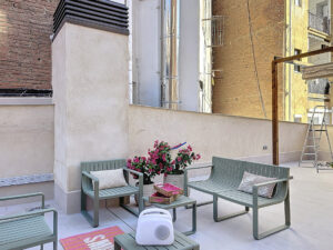 terraza moderna con mobiliario exterior y plantas decorativas