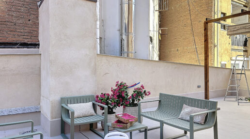 terraza moderna con mobiliario exterior y plantas decorativas